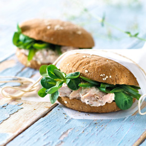 Krémsajt + tonhal + saláta = laktózmentes szendvics recept